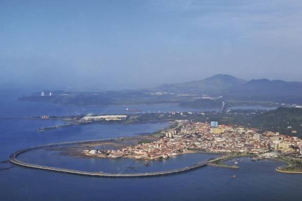 El proyecto de la Cinta Costera II y III agregó nuevo suelo urbano en forma de relleno de fondo de mar a la ciudad de Panamá. Su construcción generó un debate público sobre la cuestión de la pérdida de la relación de la ciudad con el mar debido al anillo vial que rodea el Casco Antiguo de la ciudad.