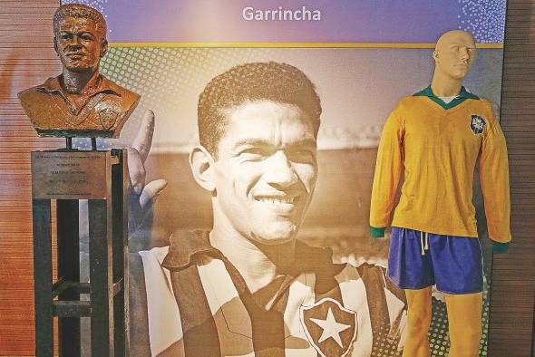 A Garrincha la prensa brasileña le llegó inclusive a igualar con el mejor Pelé. En el terreno de juego se le consideraba un genio; fuera de allí, un ingenuo.