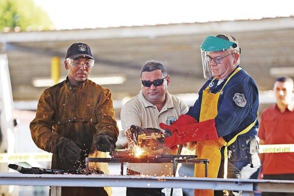 El director de la PN, Jorge Miranda, destruye un arma.