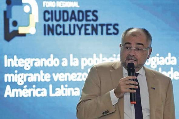 El embajador de la Unión Europea (UE) en Colombia, Gilles Bertrand, habla durante el Foro Regional Ciudades Incluyentes.