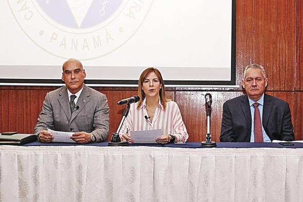 Representantes de la Cámara de Comercio acompañados de la presidenta saliente Marcela Galindo, durante la presentación del Índice de Confianza del Consumidor.