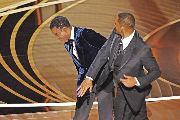 El actor Will Smith (der.) golpeó al presentador y comediante Chris Rock por un chiste a costa de su esposa, Jada Pinkett Smith.