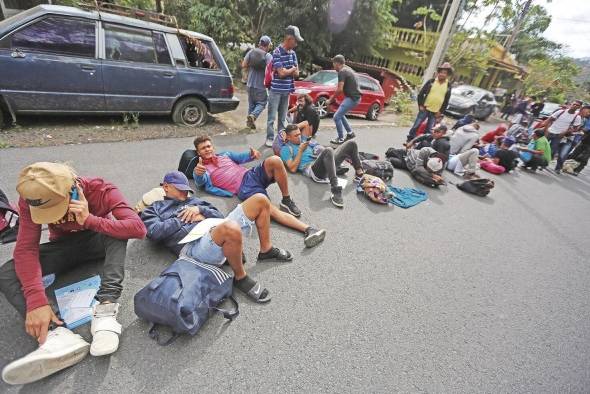 Esperan en la parte guatemalteca a pasar un control aduanero.