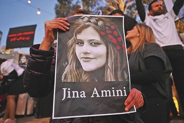 Pancarta de Mahsa Amini en una manifestación en Melbourne.