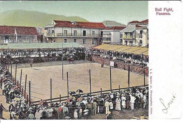 I.L. Maduro Jr.: Bullfight, Panamá. Tarjeta postal de corrida de toros en la plaza del Triunfo, hoy plaza Herrera, San Felipe, Panamá. Vista hacia el oeste de la plaza con el cerro Ancón al fondo.