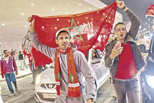 Fanáticos de la selección de Marruecos festejan en Doha, Catar.