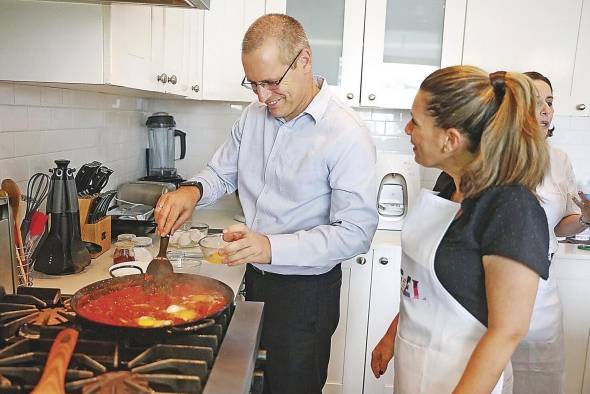 El embajador Bardov coloca los huevos en la shakshuka.