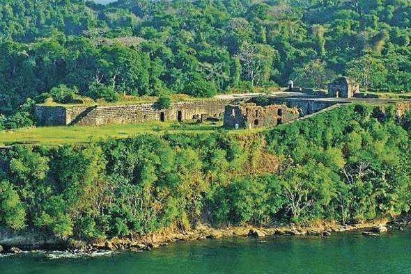 Los españoles construyeron el Fuerte de San Lorenzo que sirvió de fortaleza protectora de la desembocadura del río.