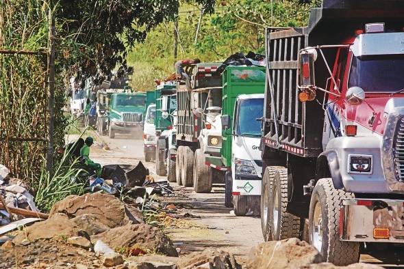 Camiones de recolección de basura llegan al relleno a cielo abierto de cerro Patacón.