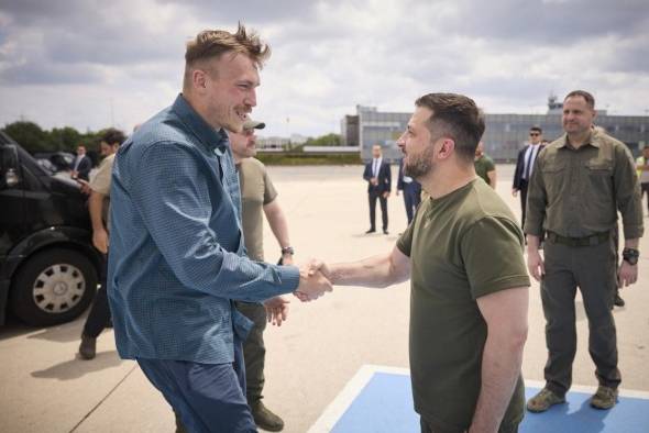 El presidente de Ucrania, Voldímir Zelenski, saluda a uno de los cinco comandantes ucranianos de la batalla de Azovstal que regresaron hoy desde Estambul en su avión oficial.