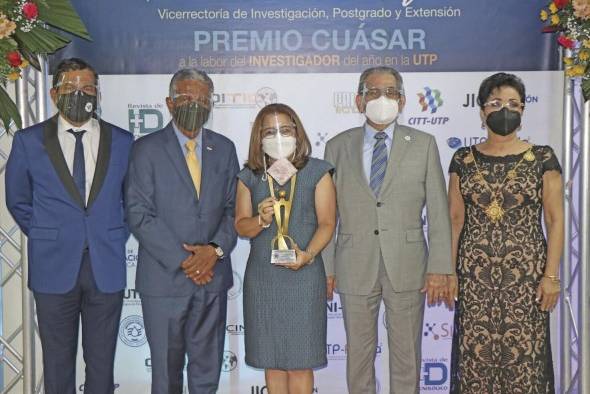 Dr. Alexis Tejedor, vicedecano de Investigación, Postgrado y Extensión; Dr. Eduardo Ortega-Barría, secretario nacional de la SENACYT; Dra. Lilia Muñoz, ganadora del Premio Cuásar; Dr. Héctor Montemayor, rector de la UTP; y Lic. Alma de Muñoz, vicerrectora académica. /UTP.