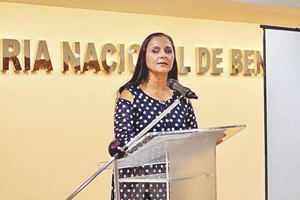 Elodia Muñoz es profesora, escritora y licenciada en relaciones públicas.