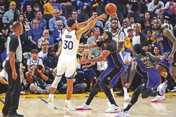 Stephen Curry durante el partido inaugural de esta temporada ante Los Ángeles Lakers