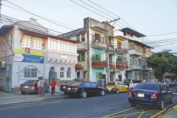 Escena urbana actual de la calle primera. Perejil, ciudad de Panamá. De izquierda a derecha: casa Mariano Ramírez (1945), casa Julio Hernández (1942) y casa Moszek Moarko Boytel (1943).