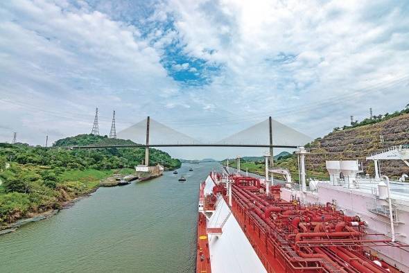 Un buque transita por el Canal de Panamá