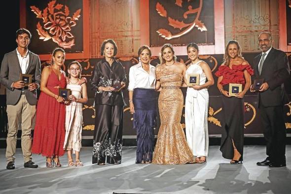 Roberto Limperópulos, Marcela Vallarino de Cardoze, Violeta Cardoze Vallarino, Ivonne de De la Lastra, Itzela de Cargiulo, Raquel María Méndez, Valeria Vallarino, Ana Isabel Compañy y Eduardo Enrique Duque-Estrada Ortiz