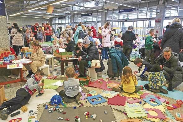 Refugiados ucranianos en la estación de tren de Warszawa Wschodnia en Varsovia.