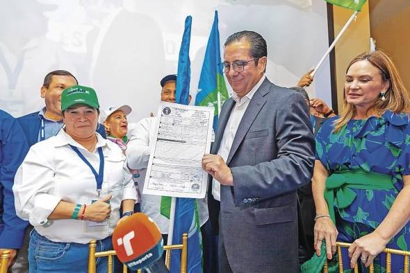 Martín Torrijos recibe las credenciales.