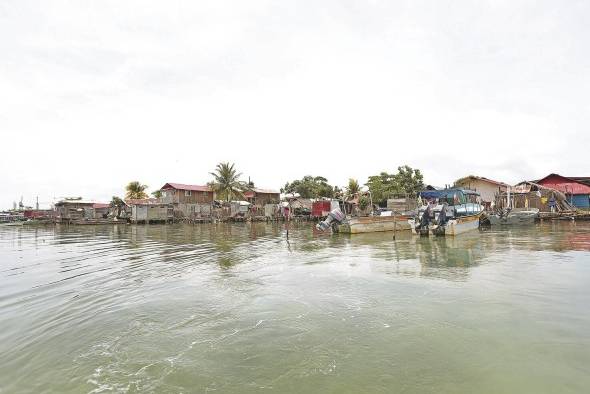 En la isla, los baños y letrinas no están construidos en la tierra, sino a orillas del mar.