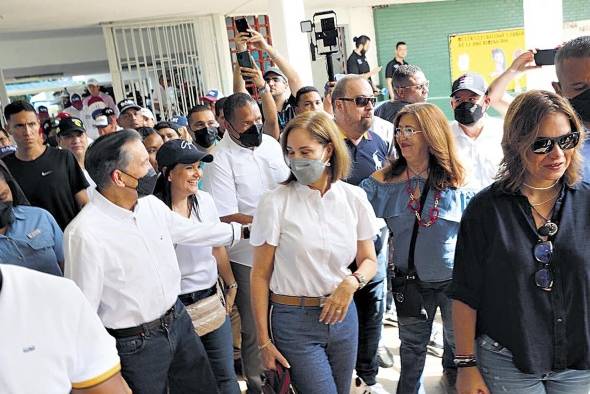 El presidente Laurentino Cortizo y la primera dama, Yazmín Colón de Cortizo acudieron a las urnas.