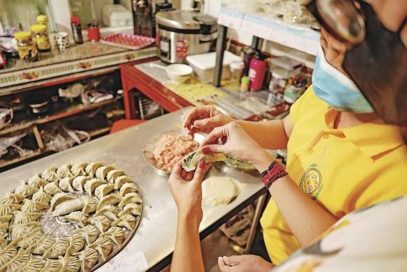 Los asistentes al tour pudieron presenciar la preparacion de dumplings en Fonda Tallarines.