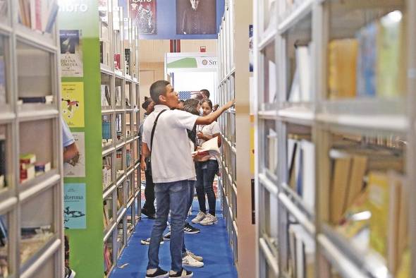 Jóvenes de diferentes escuelas acudieron para adquirir libros durante esta feria.