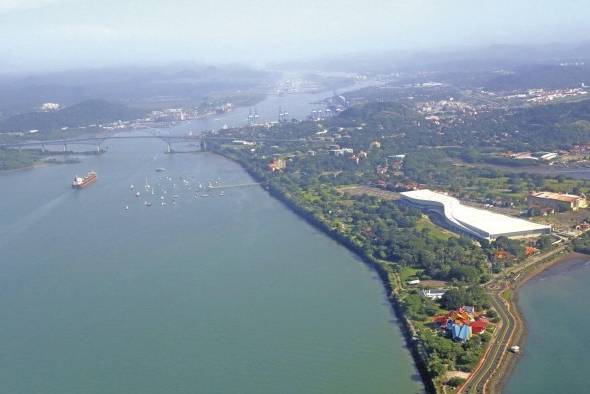 Vista del área de Amador, con el Biomuseo y el nuevo centro de convenciones recién construido, en primer plano. Más atrás, el área de tanques de Balboa y al fondo el aeropuerto de Albrook. Parte de estas áreas estarían bajo riesgo de inundación debido al esperado aumento del nivel del mar.