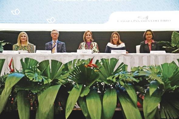 Orit Btesh, Chris Leo Clark Hoornaert, Yazmín Colón de Cortizo, Maruja Gorday de Villalobos y Gisselle González