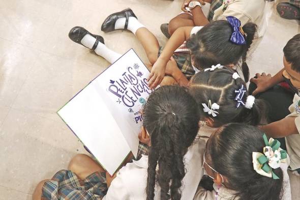 Estudiantes de la escuela bilingüe Omar Torrijos Herrera, de Paraíso