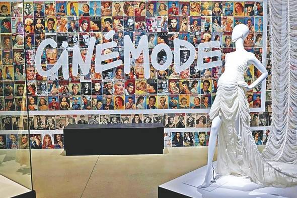 Atuendos que se exhiben durante la exposición 'Cinemode de Jean-Paul Gaultier' en la Cinemateca de París.