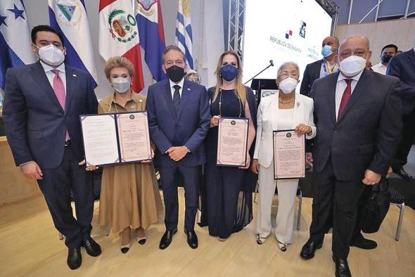 José Gabriel Carrizo, Mireya Moscoso, Laurentino Cortizo, Elisa Suárez de Gómez, Alma Montenegro de Fletcher y Crispiano Adames.