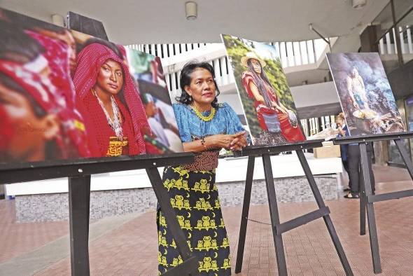 Lois Iglesias reúne más de dos décadas de experiencia fotográfica cultural.