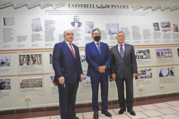 Abdul Waked, presidente del Grupo Wisa (izq), Laurentino Cortizo, presidente de la República, y Eloy Alfaro, presidente de GESE