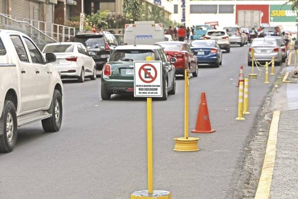 Los conductores pasan minutos buscando dónde estacionarse.