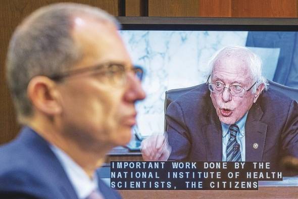 Bernie Sanders, presidente del comité del Senado, sentó a Bancel en la sesión para que respondiera por la propuesta de alza en el precio de la vacuna.