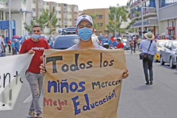 Marchan para exigir una 'educación digna'