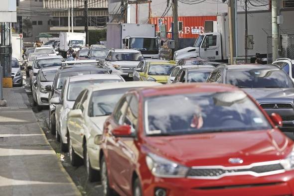 La falta de estacionamientos genera congestionamientos vehiculares.