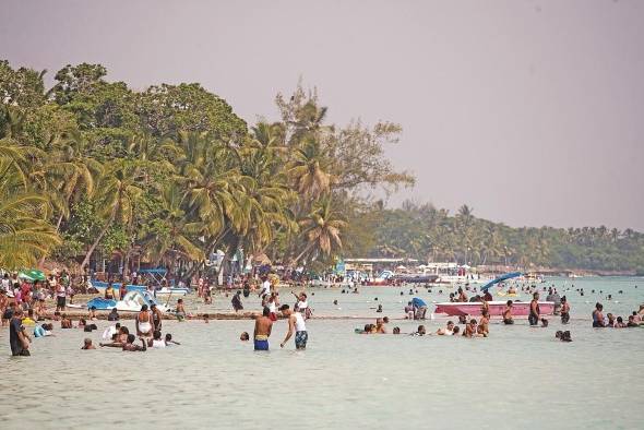 Personas disfrutan de la playa en Boca Chica (República Dominicana), en una fotografía de archivo.