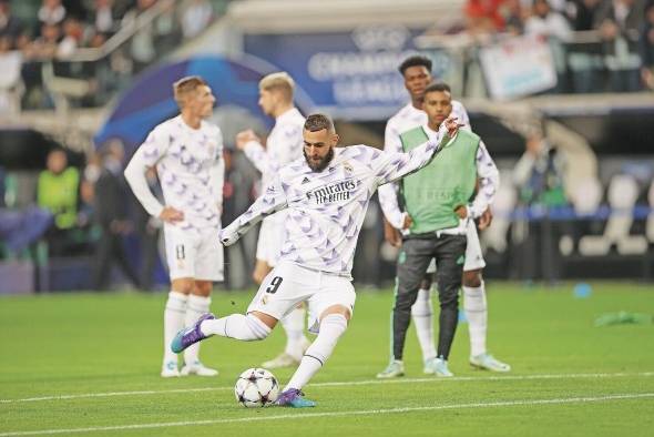 Karim Benzema durante un calentamiento con el Real Madrid.