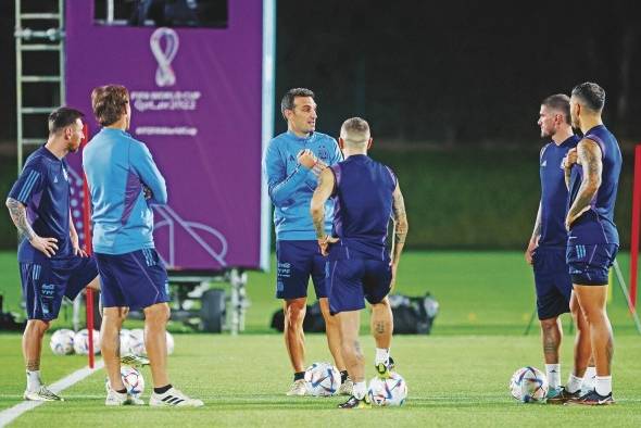 El entrenador de Argentina Lionel Scaloni durante un entrenamiento