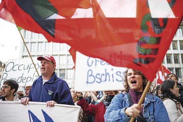 Las protestas continúan en Zúrich por la crisis generada en la banca suiza. Tras la compra de Credit Suisse por UBS, las acciones reportaron pérdidas.