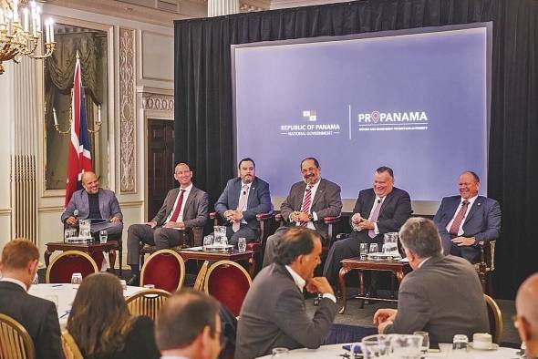 El gerente general del Banco Nacional de Panamá, Javier Carrizo Esquivel, durante su participación en el panel “Panamá como un centro de inversiones sostenibles”, en Londres.