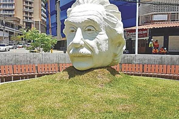 La cabeza de Albert Einstein fue hecha por Carlos Arboleda en 1968.