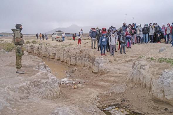 Un grupo de migrantes de nacionalidades chilena, boliviana y venezolana espera para cruzar de Bolivia a Chile, en una fotografía de archivo.