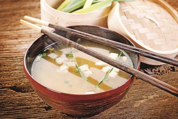 Más allá de la sopa de wantón o la famosa Mayor Alemán, hay otras opciones que no debe dejar de probar. Una sopa de tofu con hojas de mostaza o de pollo con maíz y lágrimas de huevo, muy tradicional. Para quienes deseen aventurarse más, la sopa de buche de pescado.