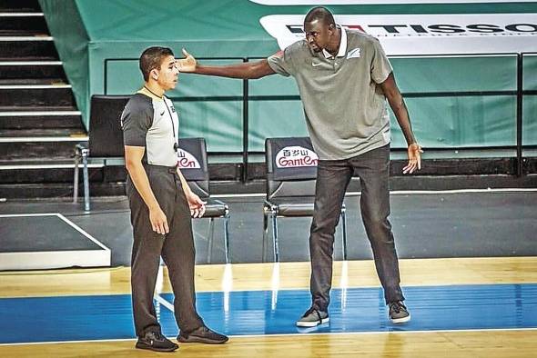 Anaya escucha al técnico senegalés Boniface Ndong, en el marco del campeonato mundial de 2019.