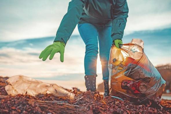 Cerca de la mitad de la población mundial está localizada a menos de 60 kilómetros de la costa, población que se ve afectada por sus propias actividades económicas e industriales, pues la contaminación causada por las actividades antropogénicas impacta en la salud de los ecosistemas.