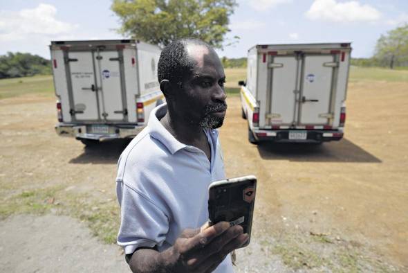 Onel Teus, sobreviviente del accidente, acompaña los cuerpos de los migrantes fallecidos durante la ceremonia.