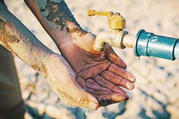 Cuando ocurre la sequía, esta afecta a las comunidades dependiendo de cuál es la estructura y capacidad de los sistemas de agua con los que se abastecen.