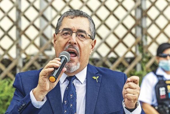 El candidato presidencial guatemalteco Bernardo Arévalo De León (c) participa durante una conferencia de prensa en ciudad de Guatemala.